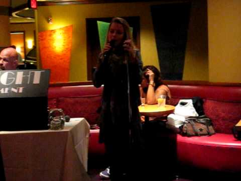 Profilový obrázek - Alona Tal singing karaoke