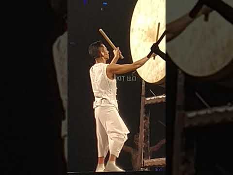 Profilový obrázek - Andy Lau hraje na bicí na koncertě v roce 2018