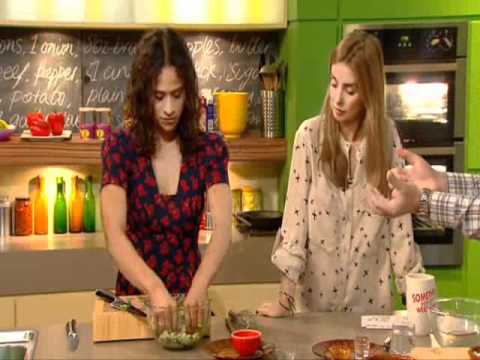 Profilový obrázek - Angel Coulby shows her cooking skills