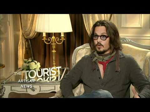Profilový obrázek - Angelina Jolie & Johnny Depp get in character For The Tourist