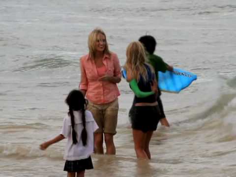 Profilový obrázek - AnnaSophia Robb with Carrie Underwood filming the movie "Soul Surfer" in Hawaii