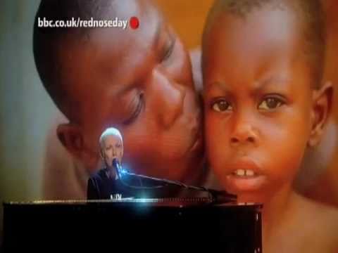 Profilový obrázek - Annie Lennox, Universal Child - Live - Red Nose Day 2011