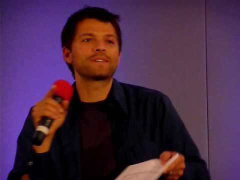 Profilový obrázek - Asylum 2009 - Sunday Misha panel - Misha auctioning off the script