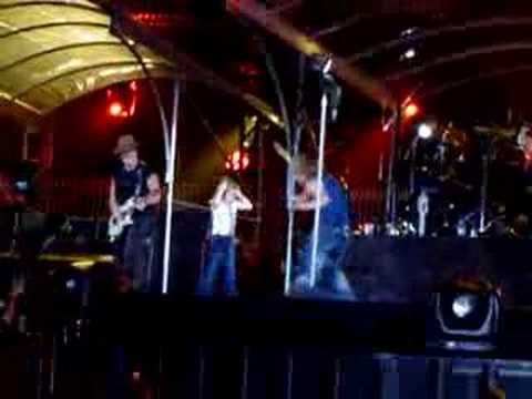 Profilový obrázek - Ava Sambora dancing with Jon Bon Jovi at stage