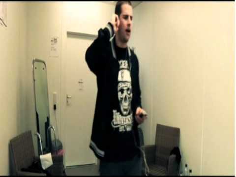 Profilový obrázek - Avenged Sevenfold's M. Shadows warms up his voice before the show.