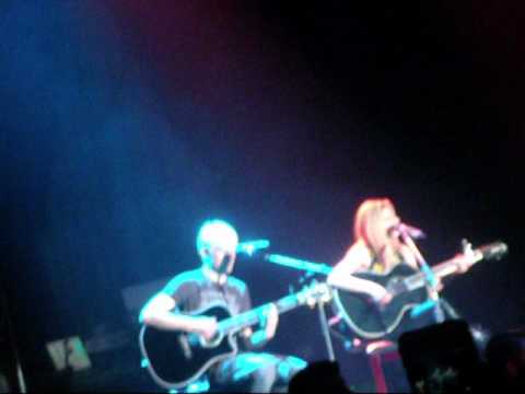 Profilový obrázek - Avril Lavigne & Evan Taubenfeld - Tomorrow/Push (Live 01/10/11)