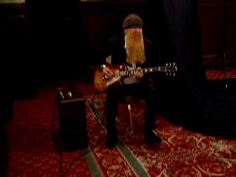 Profilový obrázek - Billy Gibbons Playing A Gibson Pearly Gates Les Paul