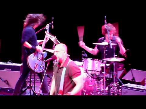 Profilový obrázek - Bob Mould & Dave Grohl - Chartered Trips & New Day Rising (Disney Hall, Los Angeles CA 11/21/11)