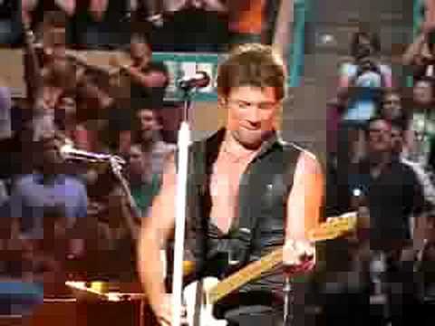 Profilový obrázek - Bon Jovi - Jon loosening up before leading to Twist 'n Shout