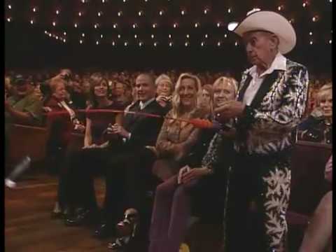 Profilový obrázek - Brad Paisley performs "I'm Gonna Miss Her" at the Grand Ole Opry