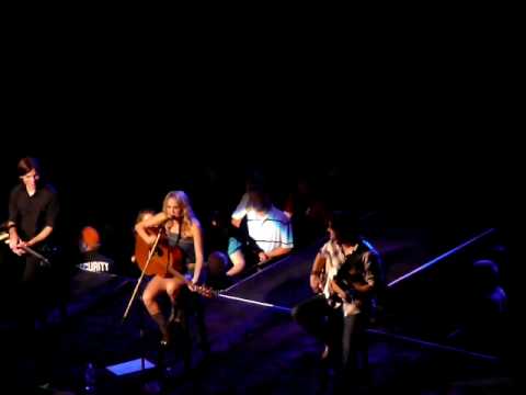 Profilový obrázek - Carrie Underwood calling out Brad Paisley before the CMAs