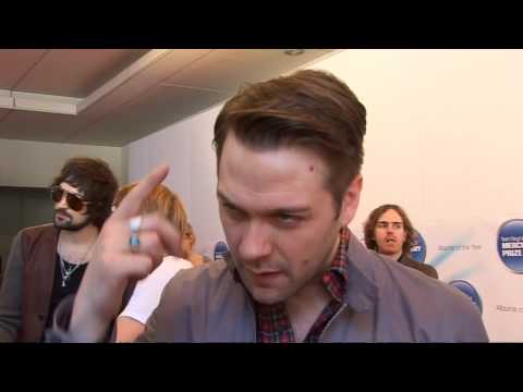 Profilový obrázek - Check out Kasabian's Tom Meighan on his sexy new hair style!