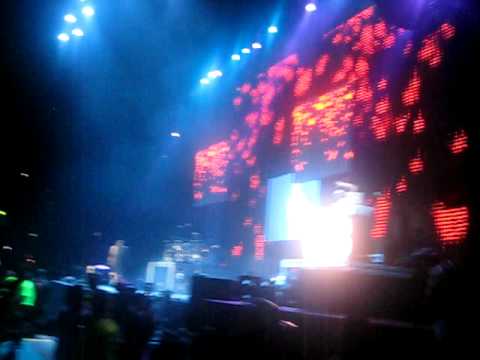 Profilový obrázek - Chris Brown singing to Rihanna Perth Australia 08