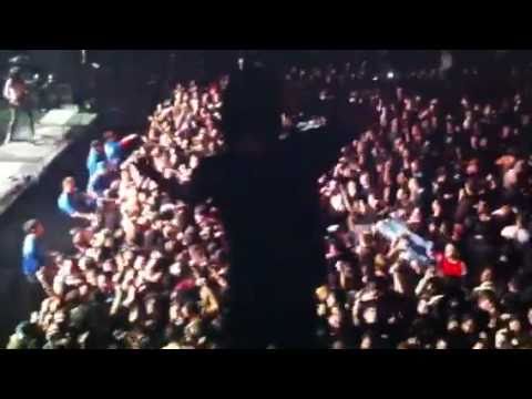 Profilový obrázek - Craig Mabbitt from Escape The Fate jumps into the crowd