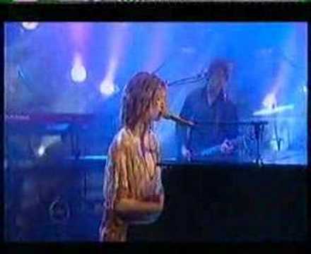 Profilový obrázek - Delta Goodrem: Rove live June 2005 Part 2