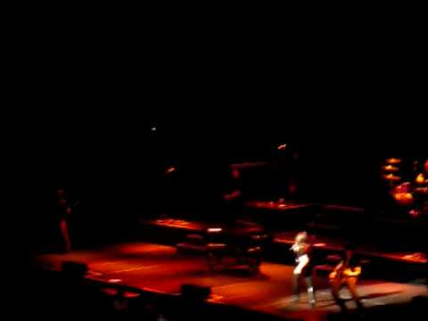 Profilový obrázek - Demi Lovato Concert in Puerto Rico Entrance: That's How You Know & Gonna Get Caught (HER MIC FALLS)