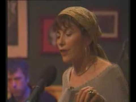 Profilový obrázek - Dervish - An t-Úll (Cathy Jordan performing in a pub)