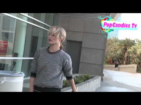 Profilový obrázek - Dianna Agron greets a fan at Staples Center in Los Angeles