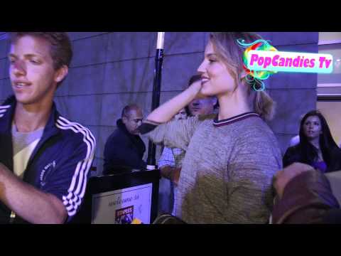 Profilový obrázek - Dianna Agron meets fans at Staples Center in Los Angeles