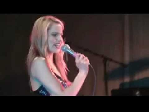 Profilový obrázek - Dianna Agron performs Push It with Thao Nguyen and The Bombs