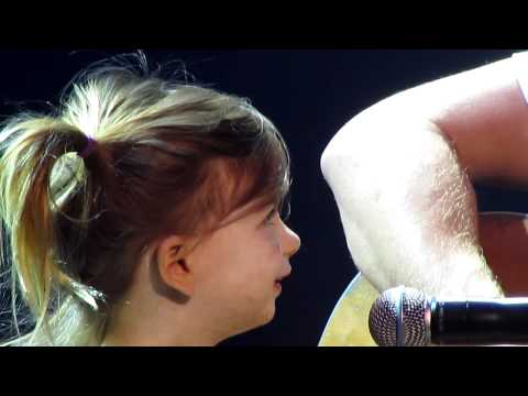 Profilový obrázek - Dierks Bentley "I'm Thinking of You" with daughter Evie at Ryman 'Home' Show