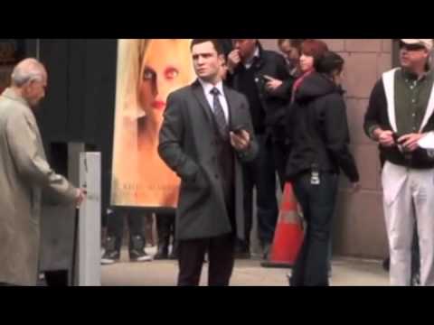 Profilový obrázek - Ed Westwick Stands On A Street Corner In Manhattan 24.10.2011