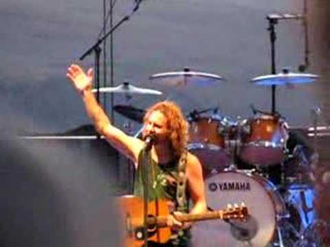 Profilový obrázek - Eddie Vedder Surveys the crowd - Pearl Jam Gorge 06