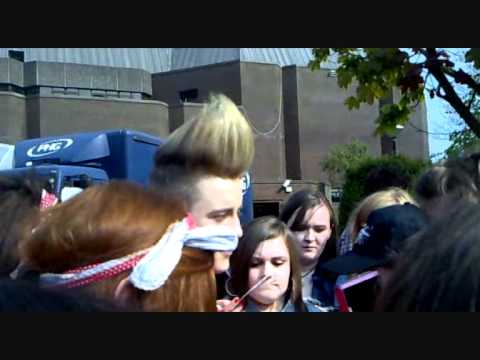 Profilový obrázek - Edward Grimes meeting fans before the concert in UCH 19/4/11