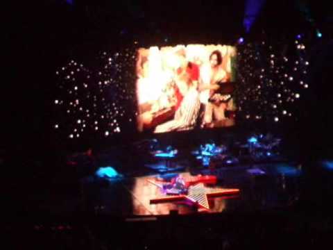 Profilový obrázek - Elton John, The Red Piano at the O2 Arena, Part 1, 05/09/07