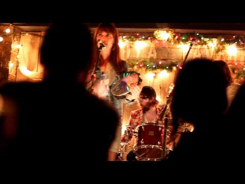 Profilový obrázek - Feist & the Christmas Presents - The Circle Married The Line (Dakota Tavern - December 2011)
