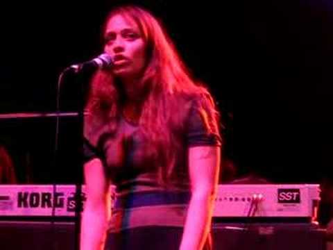 Profilový obrázek - Fiona Apple Live with The Roots and Jon Brion: February 2005
