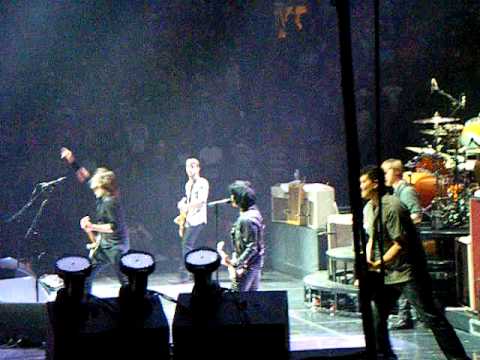 Profilový obrázek - Foo Fighters and Joan Jett - Bad Reputation - Madison Square Garden,NYC 11-13-2011