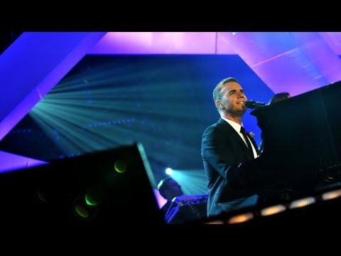 Profilový obrázek - Gary Barlow performs "Back For Good" - Children in Need Rocks Manchester - BBC