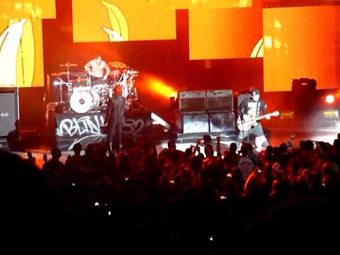 Profilový obrázek - Gerard Way singing First Date w/ blink-182 HCT Michigan 9/11/2011