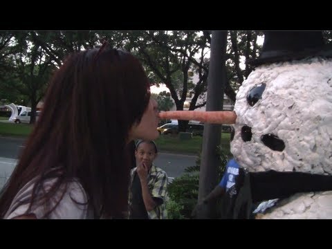 Profilový obrázek - Girls get Scared Stiff Funny Prank with A Snowman