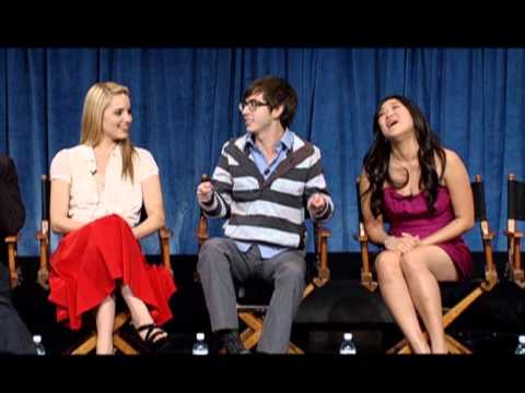 Profilový obrázek - Glee - Wheelchair Mishaps: Amber Riley, Kevin McHale (Paley Interview)