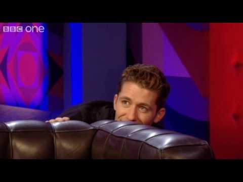 Profilový obrázek - Glee's Chris Colfer shows his sai swords skills - Friday Night With Jonathan Ross - BBC One