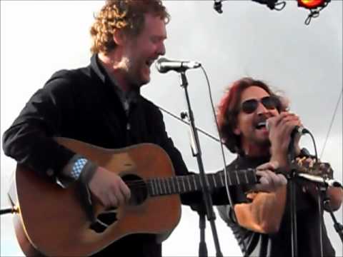 Profilový obrázek - Glen Hansard and Eddie Vedder - Falling Slowly - PJ20 Day 2