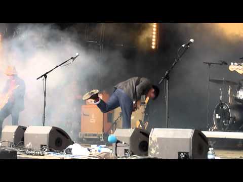 Profilový obrázek - Graham Coxon performing "Freaking Out" @ Glastonbury 2011 on Park Stage