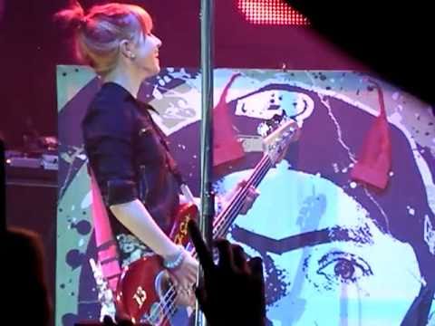 Profilový obrázek - Hayley Williams Playing Bass For New Found Glory Vegas Live @ Anaheim Honda Center 091910.MP4