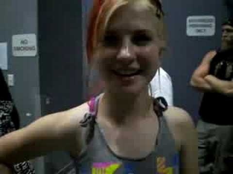 Profilový obrázek - Hayley williams says that somebody is burnt up