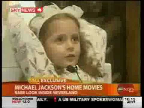 Profilový obrázek - Home video: Michael Jackson playing with his 2 younger kids
