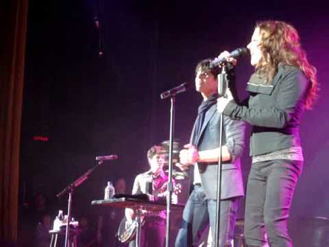 Profilový obrázek - HQ Jonas Brothers ft. Martina McBride - Independence Day - Ryman Auditorium 1/4/09