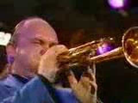 Profilový obrázek - James Morrison playing trumpet upside down, amazing