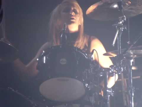 Profilový obrázek - Jen Ledger of Skillet drumming "Whispers In The Dark"
