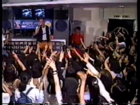 Profilový obrázek - Jeremy Jordan Singing to Fans in Japan