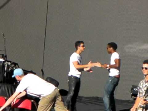 Profilový obrázek - Joe Jonas Dancing with Matthew Finley at soundcheck Irvine California September 19, 2010 9/19/10