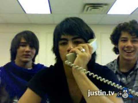 Profilový obrázek - Joe Jonas on the phone with Mom during LIVE CHAT