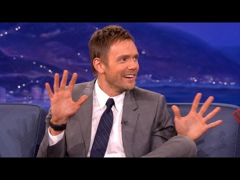 Profilový obrázek - Joel McHale Knows How To Get Out Of A Speeding Ticket - CONAN on TBS