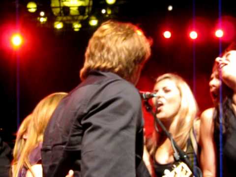 Profilový obrázek - Jon Bon Jovi and fans singing GLORIA (End of tour party-Lisbon, 30-07-11)